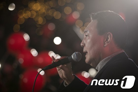 尹 연설 ‘키워드’…”머슴·운동권·정치교체, 결론은 ‘투표로 심판'”