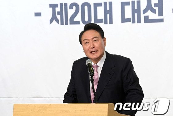 “방역 완화, 조금만 늦추자”…의료인들이 바라는 점
