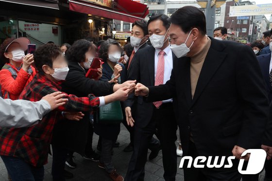 尹, 남대문시장서 ‘꼬리곰탕’…”윤석열, 사랑합니다” 사진 요청 쇄도