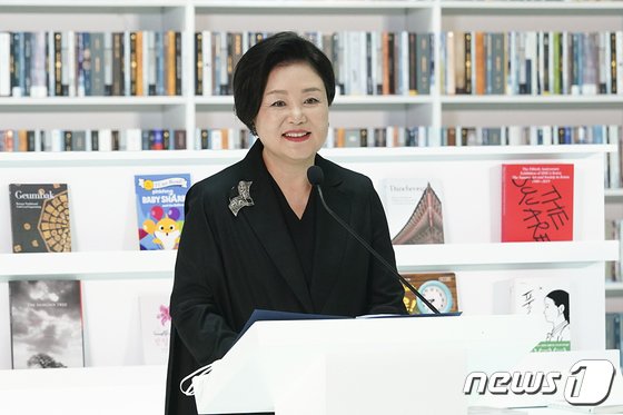靑 “김정숙 의상, 특활비 아니라 사비 썼다…근거없는 주장 유감”