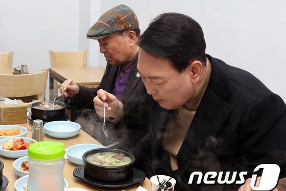 셔츠 대신 터틀넥 ‘윤석열룩’ 떴다…”격식 버리고 민생 집중”