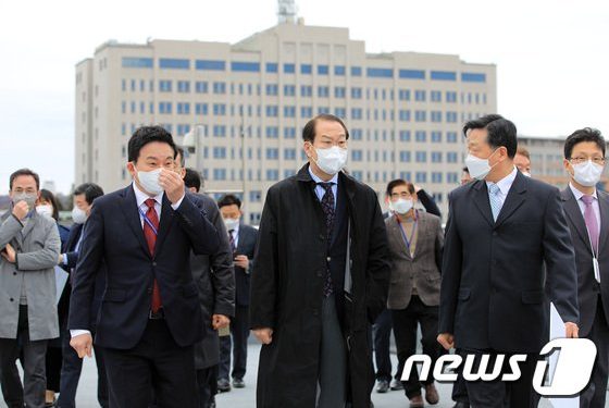 尹 인수위, 청와대 집무실 이전 추진…野에서도 ‘속도조절론’ 고개