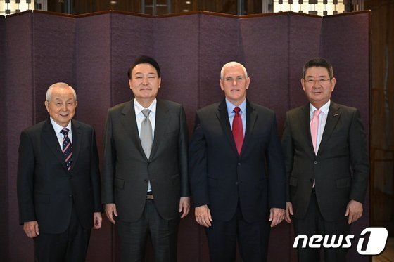 韓 찾은 펜스 전 美부통령 “바이든 나약한 정책이 北도발 불러와”