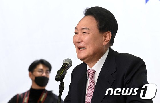 尹, 10주년 결혼기념일 맞아 첫 휴식…인수위·국정운영 구상할 듯