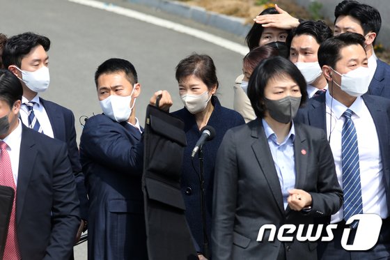 4·9재단 “박근혜에 소주병 투척한 남성, 인혁당 사건과 무관”
