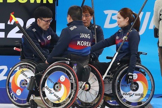 휠체어컬링 ‘팀 장윤정고백’, 세계 1위 중국에 4-9 패배
