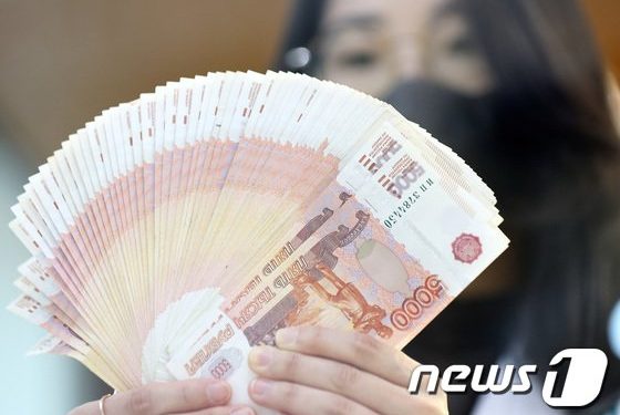 ‘반토막’ 루블로 빚 갚겠다는 러시아…환차손 불똥 산업계로