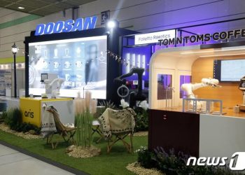 ‘닭 튀기고 서빙하고’ 두산로보틱스, 로봇 푸드테크 시장 본격 진출