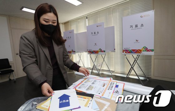 확진자 투표, 오후 7시30분 전에만 도착하면 OK…’바구니 투표함’ 없어