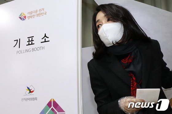 김건희 “미력하나마 남편 조력…사회 그늘에 관심 갖겠다”