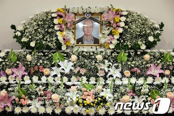 ‘부산 슈바이처’ 安 부친상 조문 행렬…尹 “의료인 헌신에 경의”