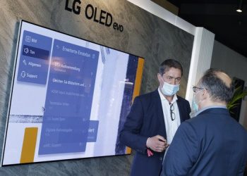 “화질 밝고 풍부” 英·美 매체, LG 올레드 에보에 ‘찬사’