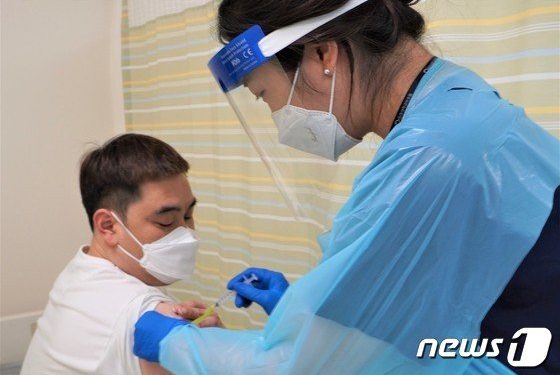 식약처, SK바사 국산 코로나19 백신 허가심사 착수…6월 결과