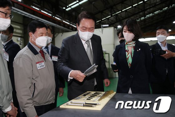 尹 “탈원전 재검토…창원, 한국 원전 메카로 우뚝 세울 것”