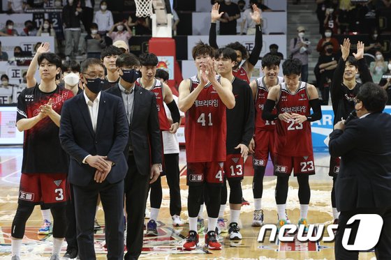 ‘0.8초 전 변준형 결승포’ KGC, 챔피언결정전 진출…SK와 우승 다툼