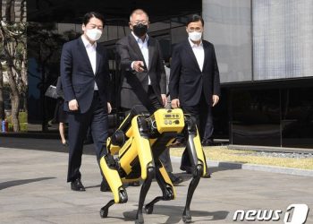 안철수 에스코트 한 로봇개 ‘스팟’…정의선 “미래 모빌리티, 국가산업 견인”