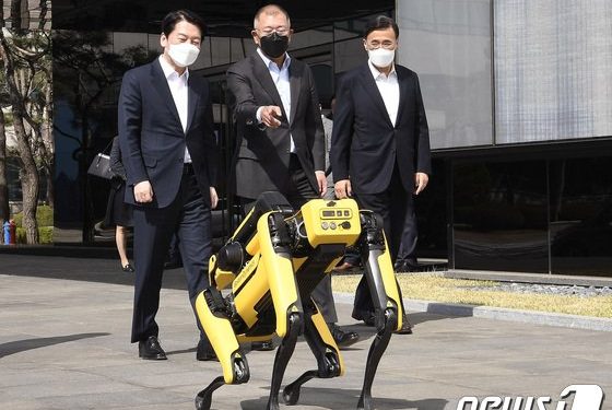 안철수 에스코트 한 로봇개 ‘스팟’…정의선 “미래 모빌리티, 국가산업 견인”