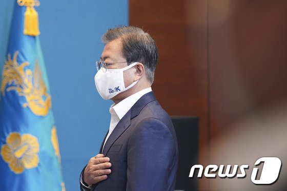 文대통령 “현장 못 보면 뉴스라도 보라”…靑 5년 뒷이야기