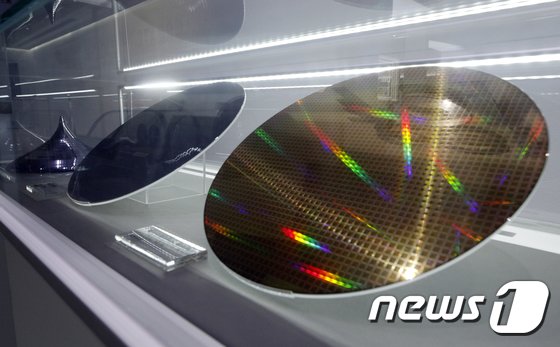 반도체 공급난에 웨이퍼 생산 늘어난다…”올해 8.7% 증가”