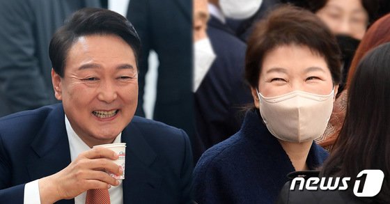 尹당선인, 박근혜 前대통령 만난다…두손 잡고 악연 정리할까