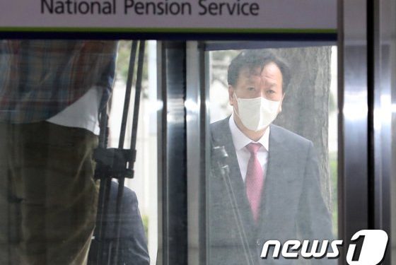 ‘쩍벌 옹호’ 등 복지장관 후보 칼럼 연일 논란…’신종플루 통계’ 비판도