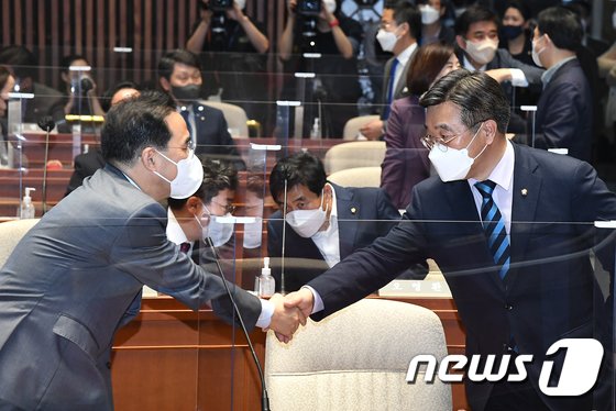 민주당, 4월 내 ‘검수완박’ 처리 속도…오늘 법안 발의