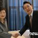 손잡은 ’10년 악연’…尹 “늘 죄송했다” 朴 “가능하면 취임식 참석”