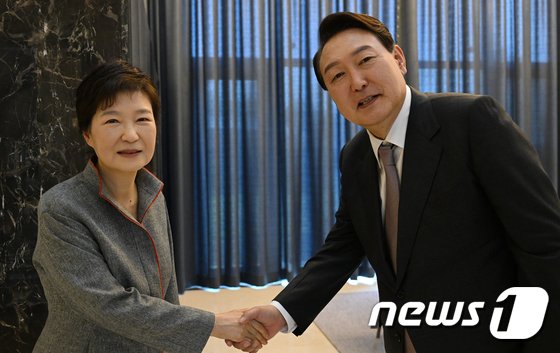 손잡은 ’10년 악연’…尹 “늘 죄송했다” 朴 “가능하면 취임식 참석”