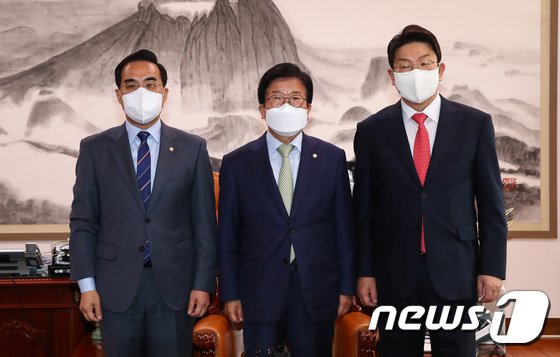 여야, 원내대표 회동…검수완박 중재안 촉각