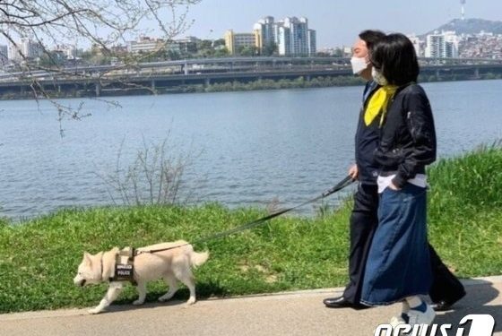 김건희, 세월호 8주기 다음날 ‘노란 스카프’ 매고 산책