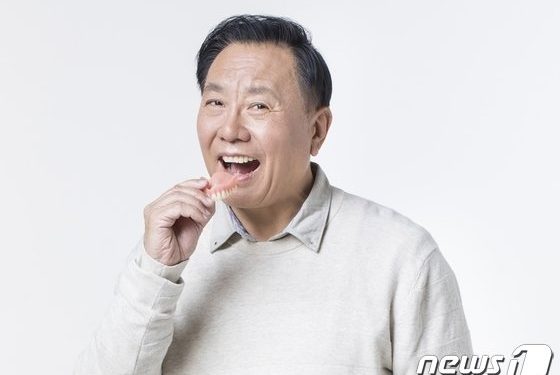 유디치과 “틀니사용자라면 ‘3·3·7 법칙’ 꼭 기억하세요”