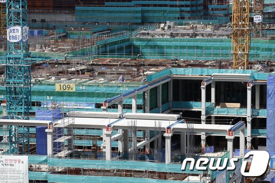 자잿값 급등에 주택공급 차질 우려…’건축비 인상’ 검토