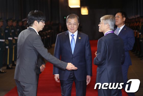 진중권 “文, 탁현민 입마개 하고 데리고 다니시라…아니면 벌금 물어야”