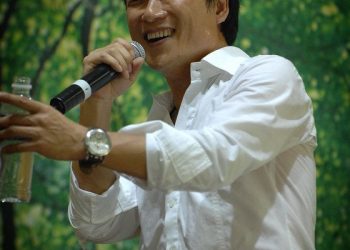 ‘김건희 저격 논란’ 안치환, 尹 당선 소회 담은 신곡 발표…”유아 낫 얼론”