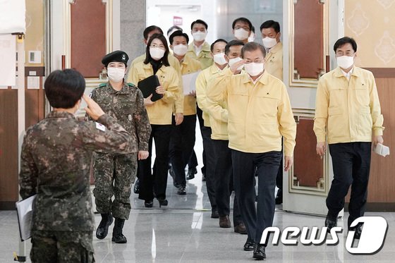 文대통령, 방역 관계자 130여명 초청 오찬…”노고 치하”