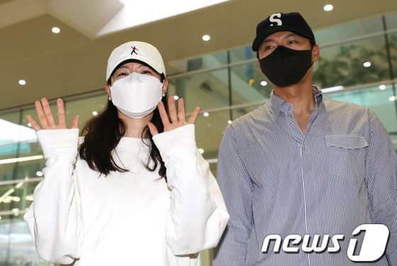 손예진♥현빈, 미국 신혼여행 마치고 귀국…공항서도 ‘꿀 뚝뚝’ 부부