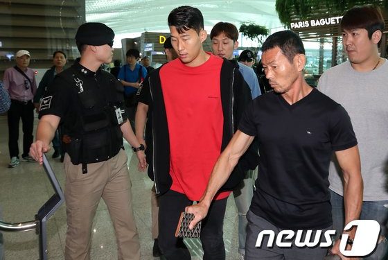 FIFA, 손흥민父 손웅정씨 조명…”엄한 스승, 안 되면 될 때까지 시켰다”