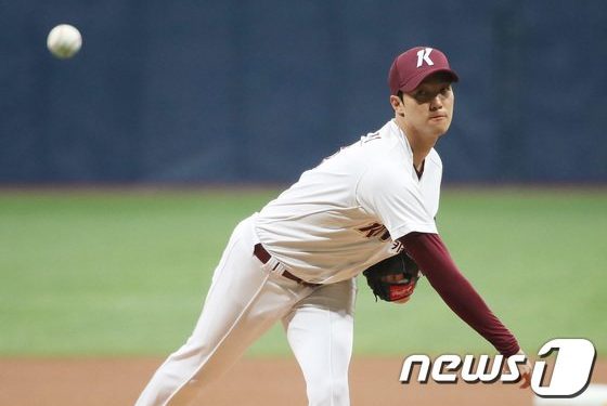 안우진, 12년 만에 키움 국내 투수 개막전 선발 중책…롯데 악연 끊을까