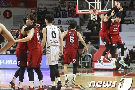 종료 13.2초 전 전성현의 쐐기 3점슛…KGC, 챔프전까지 1승 남았다