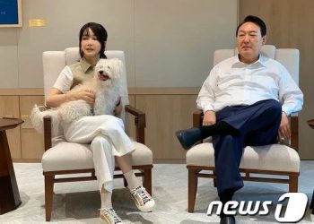 김건희 여사, 코바나컨텐츠 대표직 사임…’尹 대통령 내조’ 집중