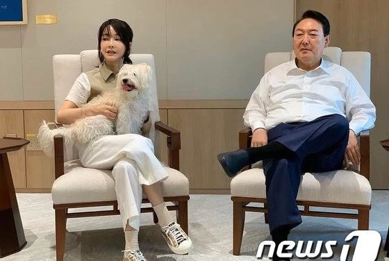 김건희 여사, 코바나컨텐츠 대표직 사임…’尹 대통령 내조’ 집중