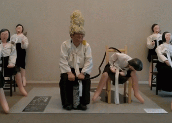 ‘소녀상’ 본뜬 풍선인형에 바람 넣자 ‘쩍벌’…日극우 ‘깔깔’