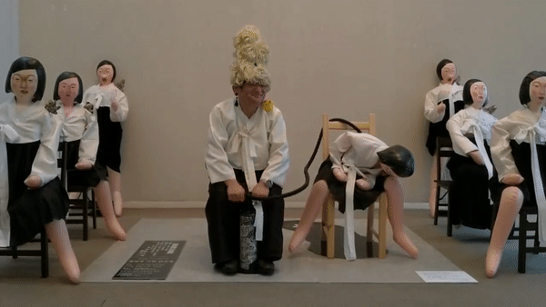 ‘소녀상’ 본뜬 풍선인형에 바람 넣자 ‘쩍벌’…日극우 ‘깔깔’