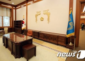 대통령 집무실·침실 열렸다… 靑본관·사저 26일부터 공개