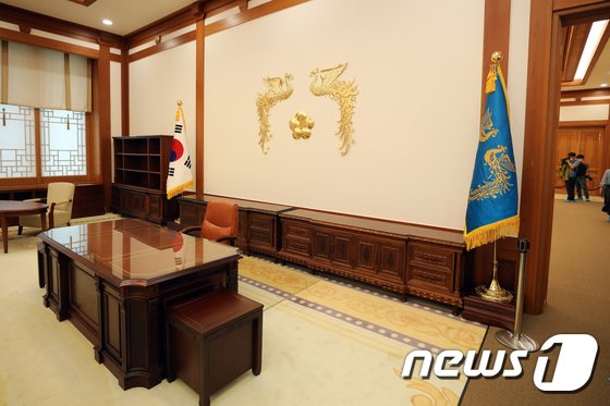 대통령 집무실·침실 열렸다… 靑본관·사저 26일부터 공개