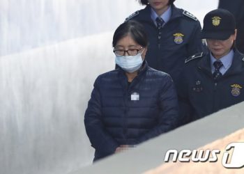 최서원 “朴 조종해 비리 저질렀다 거짓 보도”…JTBC 상대 2억 손배소