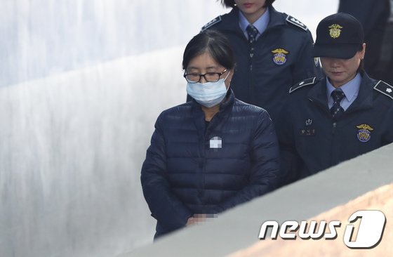 최서원 “朴 조종해 비리 저질렀다 거짓 보도”…JTBC 상대 2억 손배소