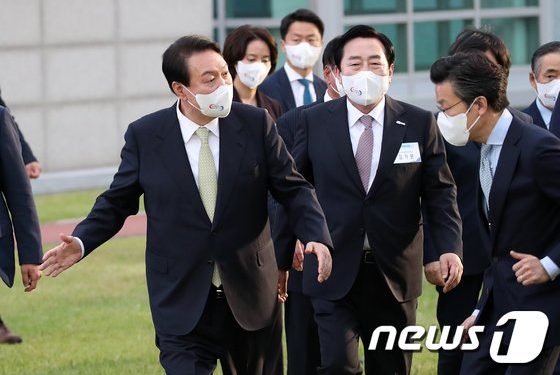 ‘중소기업인 대회’ 尹 막걸리 권유하며 35분 더 진행 ‘후끈’