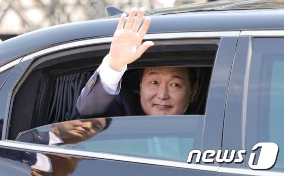 윤석열 대통령이 탄 ‘방탄 에쿠스 리무진’…朴·文도 이용