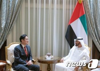 이재용 부회장, UAE 대사관서 고 셰이크 할리파 대통령 조문